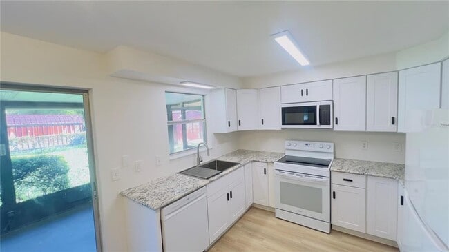 Building Photo - 8675 Lantana Dr
