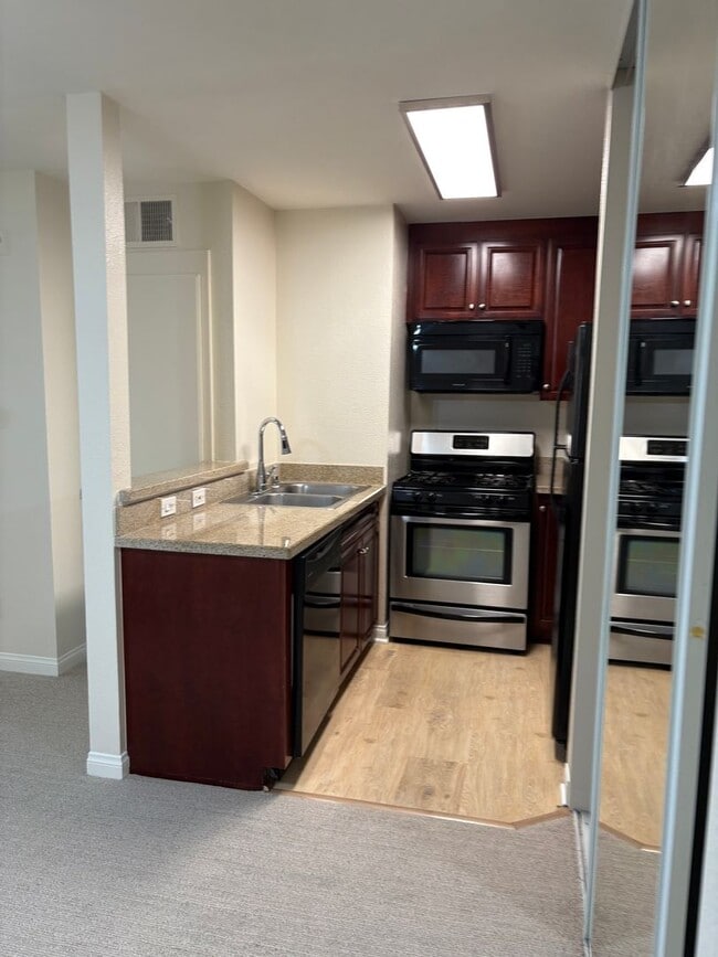 Building Photo - 1 Bedroom Resort Style Living at THE MET! ...