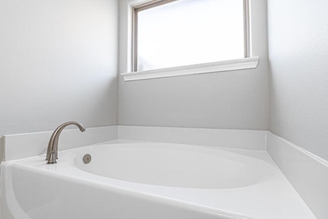 Building Photo - 705 E 96th St