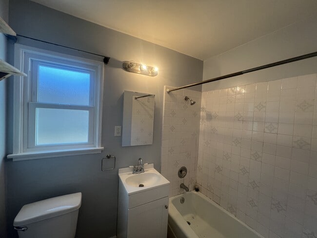 Building Photo - 1735 Parrot St