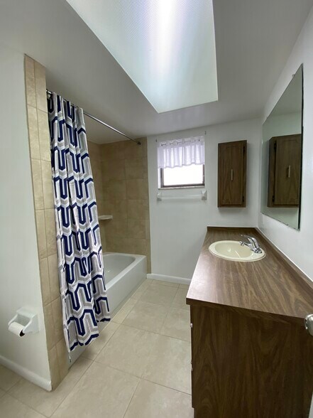 Building Photo - 513 SE 24th Ave