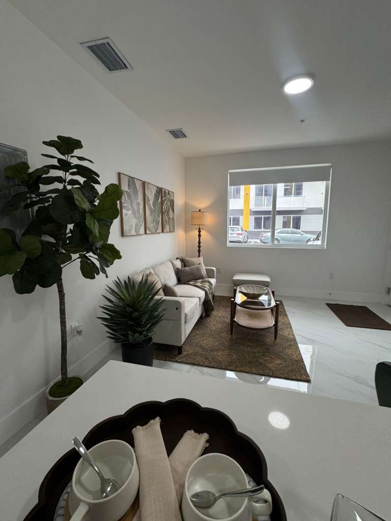 Building Photo - 943 W 67th St