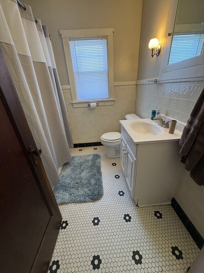 Building Photo - Centrally located 3 Bedroom, 1 Bathroom Apartment