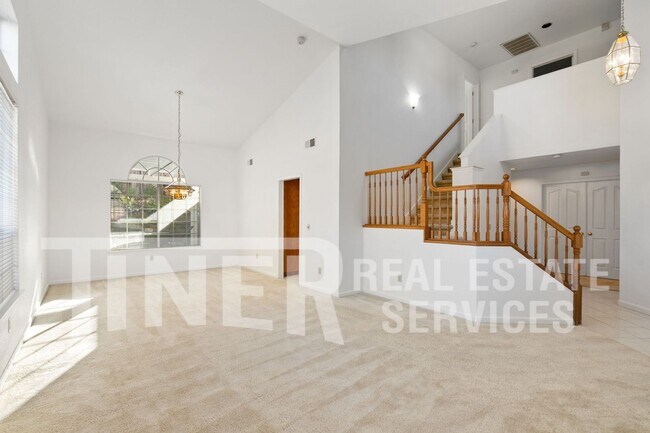 Building Photo - Spacious Home in Desireable Highland Hill ...