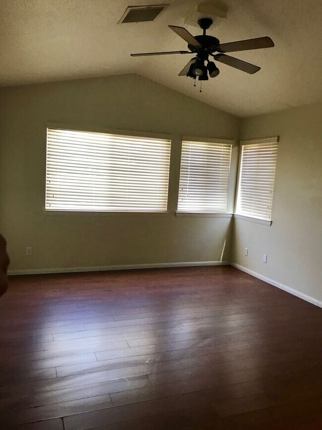 Building Photo - 3 Bedroom in Desert Shores!