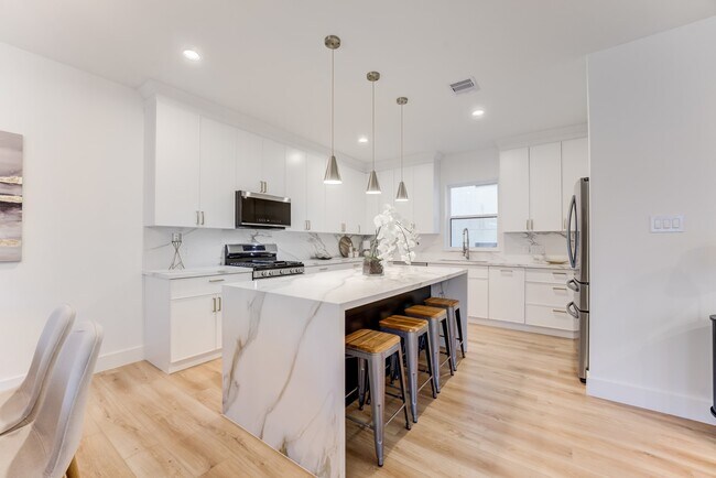 Building Photo - 1216 W 23rd St