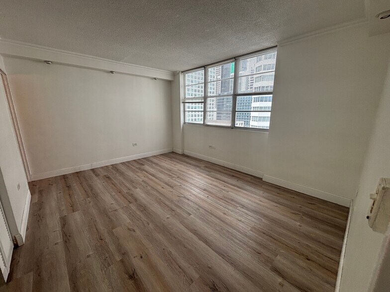 Building Photo - 999 Brickell Bay Dr