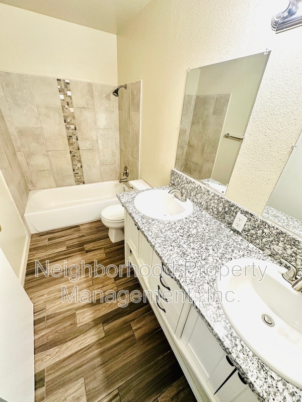 Building Photo - 1318 E San Ramon Ave