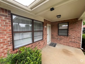 Building Photo - 322 Deer Lake Dr