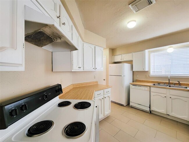 Building Photo - 16615 Moary Firth Dr