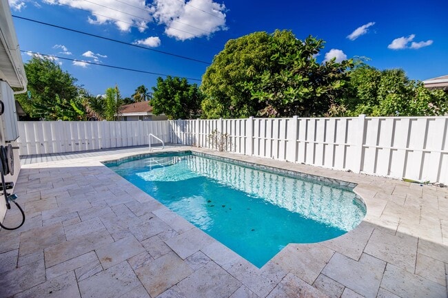 Building Photo - 527 W Jasmine Dr