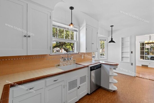 Building Photo - Three Bedroom Cape Cod with Yard in Highly...