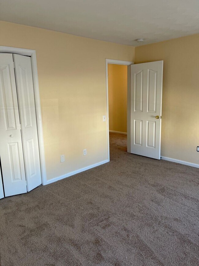 Building Photo - Lovely Lakefront Home in Virginia Beach