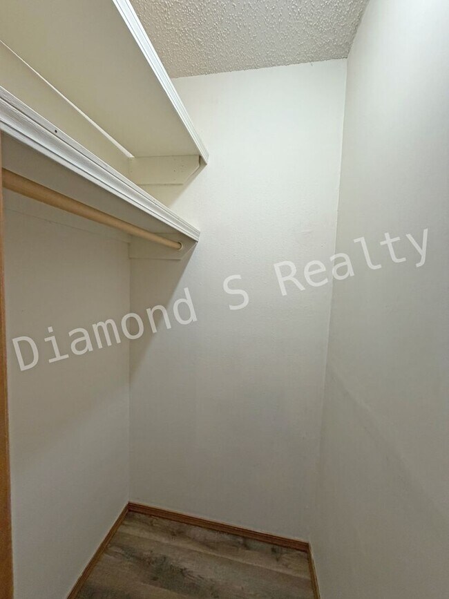 Building Photo - 3 Bed / 1.5 Bath Home - Great South Spring...