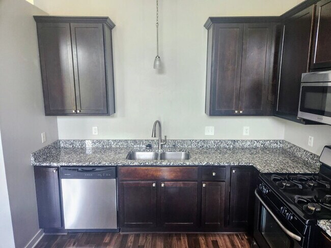 Building Photo - 7874 Cottonwood Ln