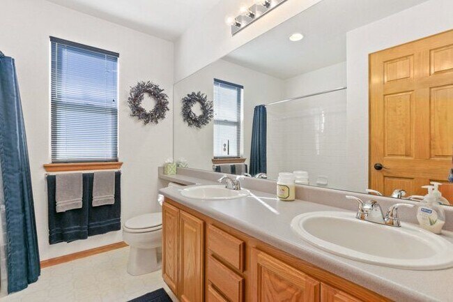 Building Photo - 829 W Sparrow Hawk Dr