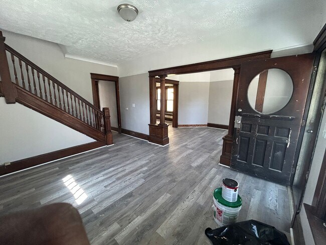 Building Photo - Spacious, Section 8 Accepted, 5 Br