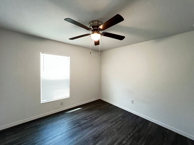 Building Photo - Beautiful 3 Bedroom, 2 Bathroom Home in Oc...