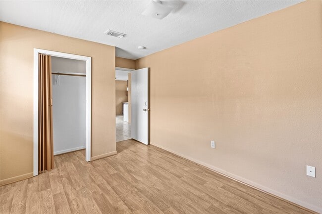 Building Photo - 2200 Peach Ave