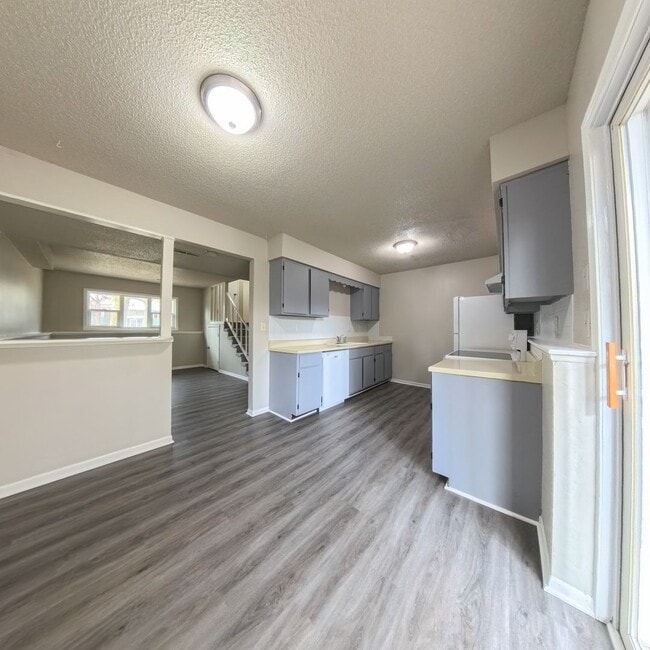 Building Photo - 3 Bedroom 1 Bath Duplex