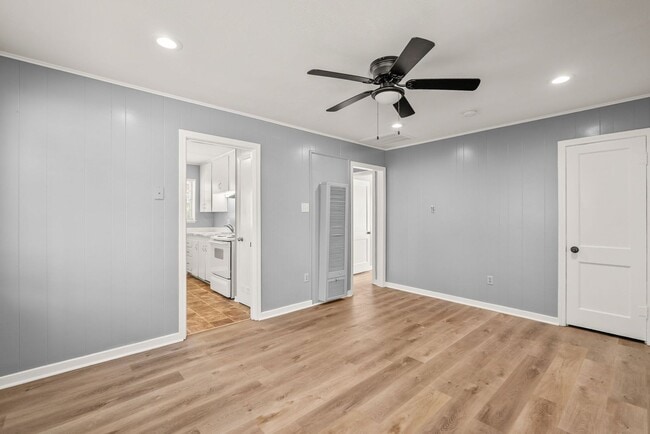 Building Photo - 715 Oakwood