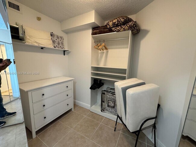 Building Photo - 3600 Mystic Pointe Dr