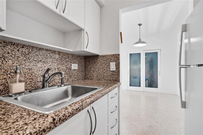 Building Photo - 9700 W Bay Harbor Dr