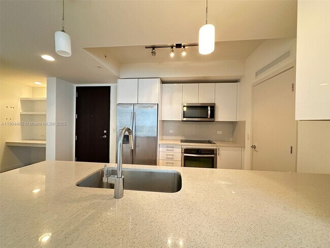 Building Photo - 999 SW 1st Ave