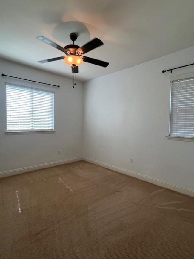Building Photo - STUNNING & SPACIOUS 4 BEDROOM IN W. ROSEVI...