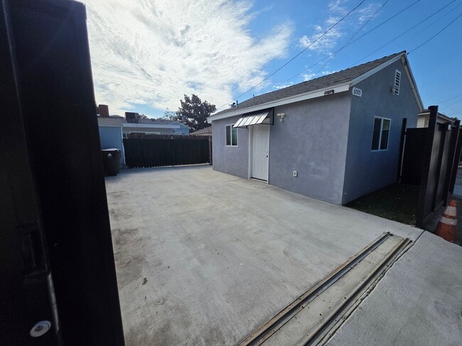 Building Photo - 6505 White Oak Ave
