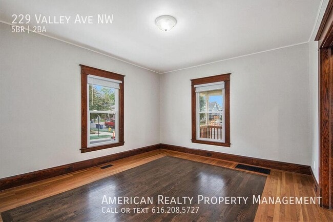 Building Photo - 229 Valley Ave NW