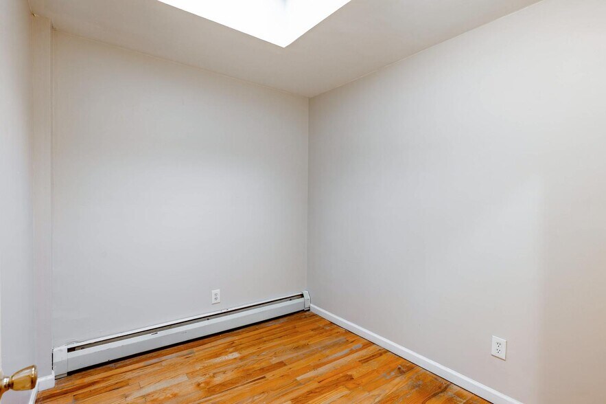 Building Photo - Sunlit Brooklyn Gem | Charming Apartment in a Prime Neighborhood