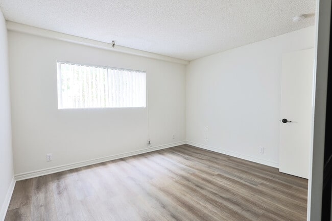 Building Photo - 2928 Leeward Ave