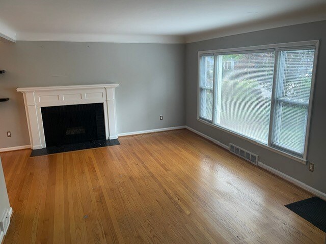 Livingroom - 1017 Henrietta St