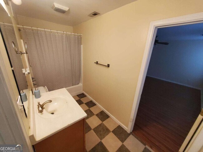 Building Photo - 5450 Twin Lakes Dr