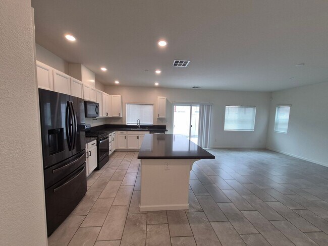 Building Photo - Come home to this Beautiful Newer 3 Bedroom 2.5 bath home