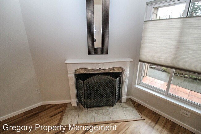Building Photo - 9206 NE Juanita Dr