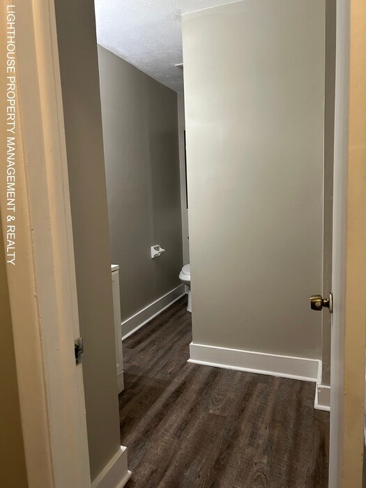 Building Photo - Spacious 4 Bed/2 Bath Home with HUGE fence...