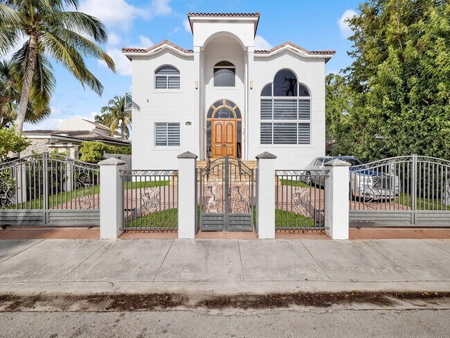 Building Photo - 7556 W Treasure Dr