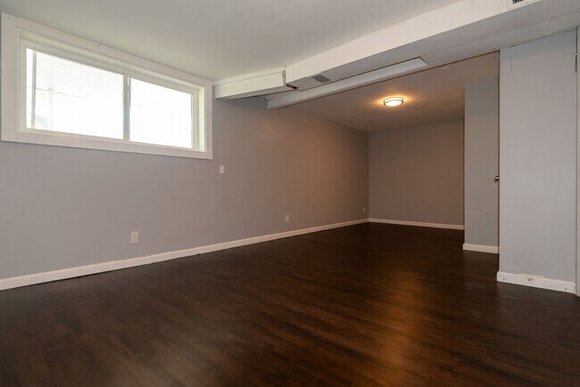 Building Photo - This charming 5-bedroom, 2-bathroom home is available for $2,000/month.