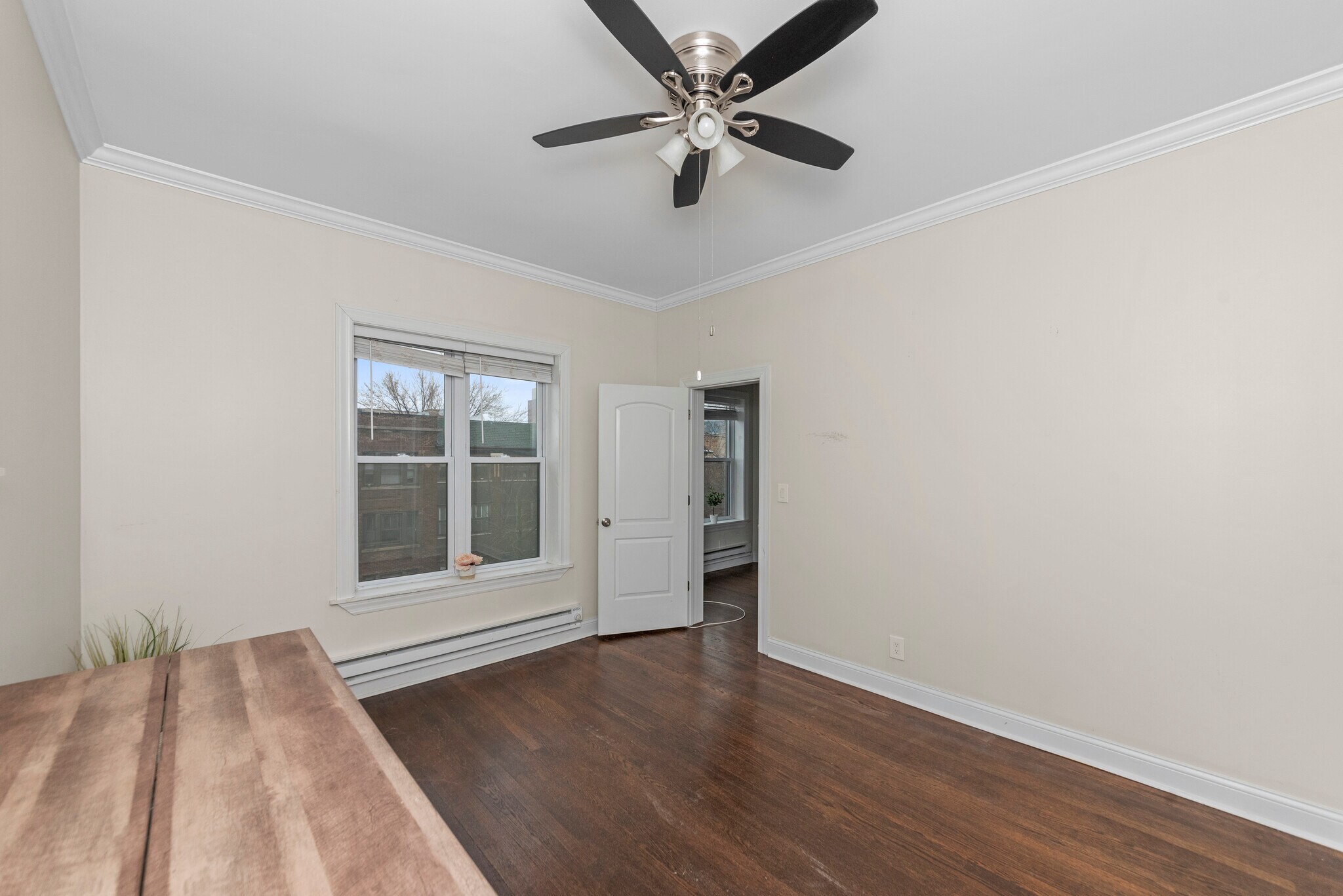 Building Photo - 915 W Waveland Ave