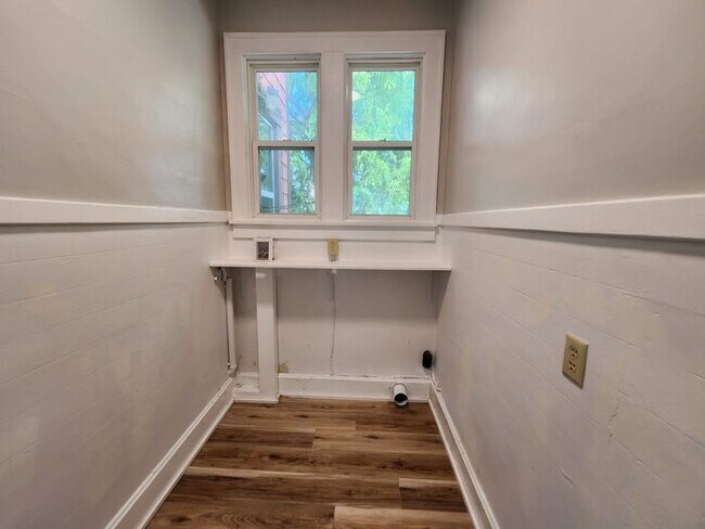 Building Photo - 4 Bedroom/2 Bath w/Attached Garage Recentl...
