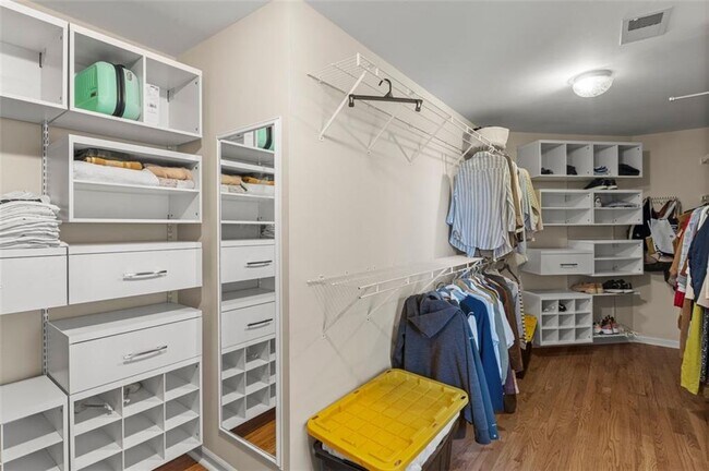 Building Photo - 5685 Lake Manor Trce
