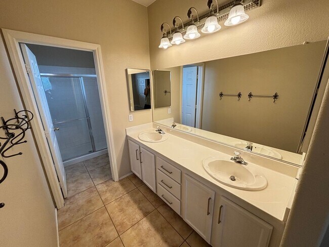 Building Photo - Modern 3Bed/3Bath Two Story Home located i...