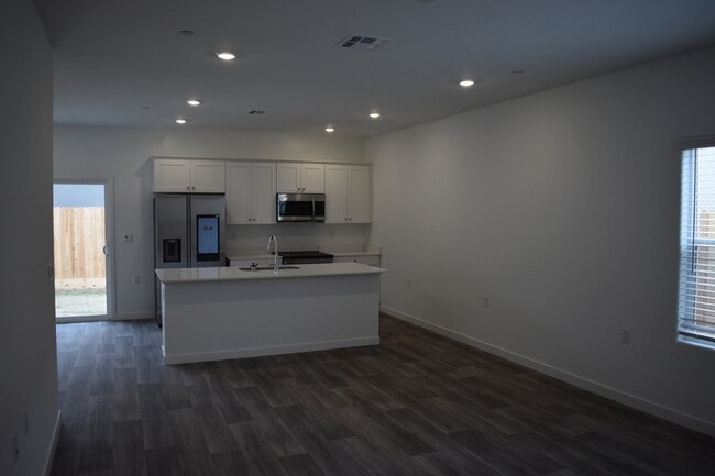 Building Photo - 4472 N San Miguel Ave