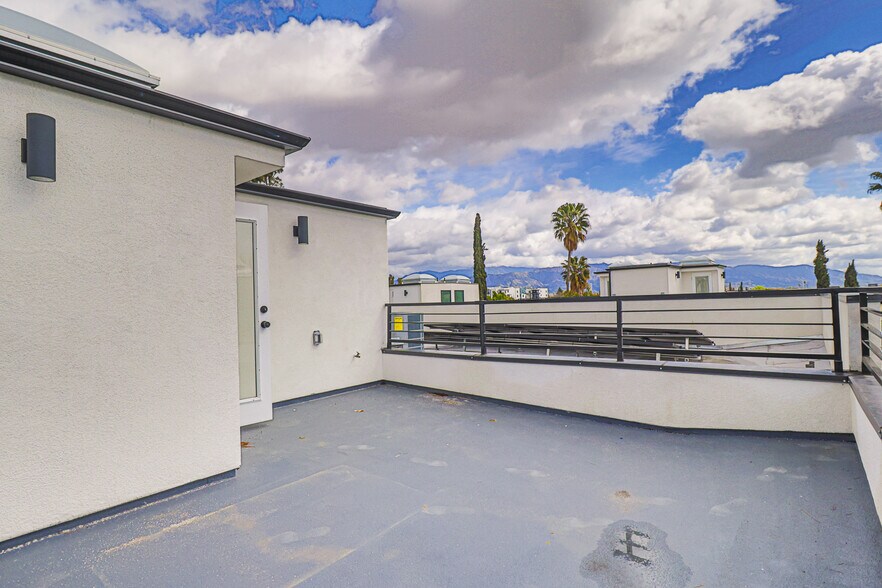Building Photo - 11810 Gilmore St