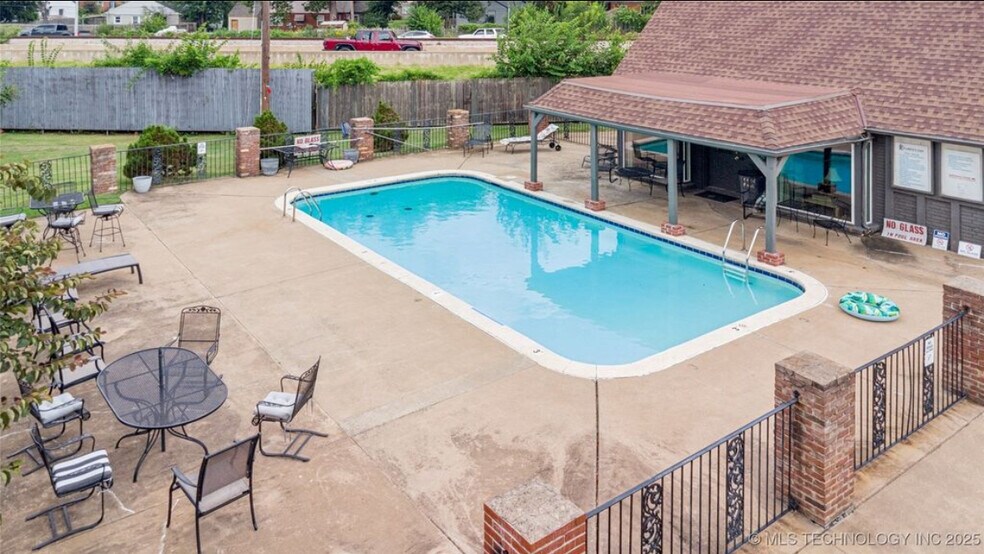 Building Photo - 2515 S Florence Pl