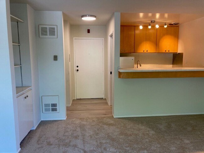 Building Photo - Woodlake Studio