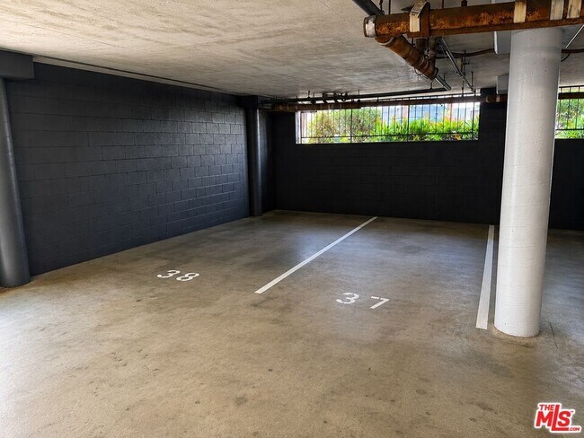 Building Photo - 5870 Green Valley Cir