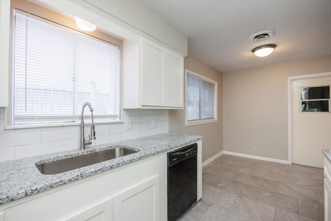 Building Photo - 207 Blanco Dr
